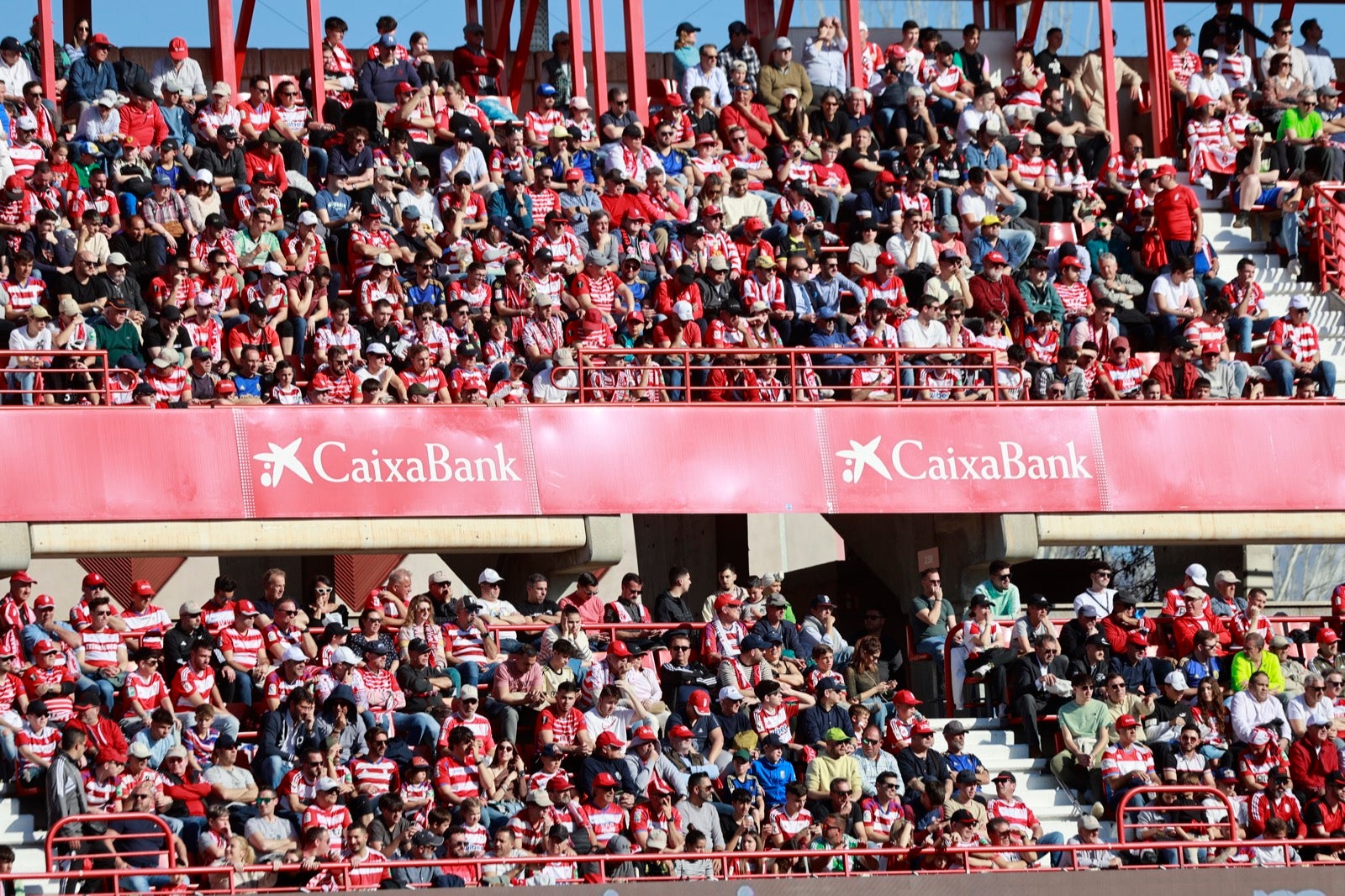 Encuéntrate en la grada en el partido entre Granada y Almería