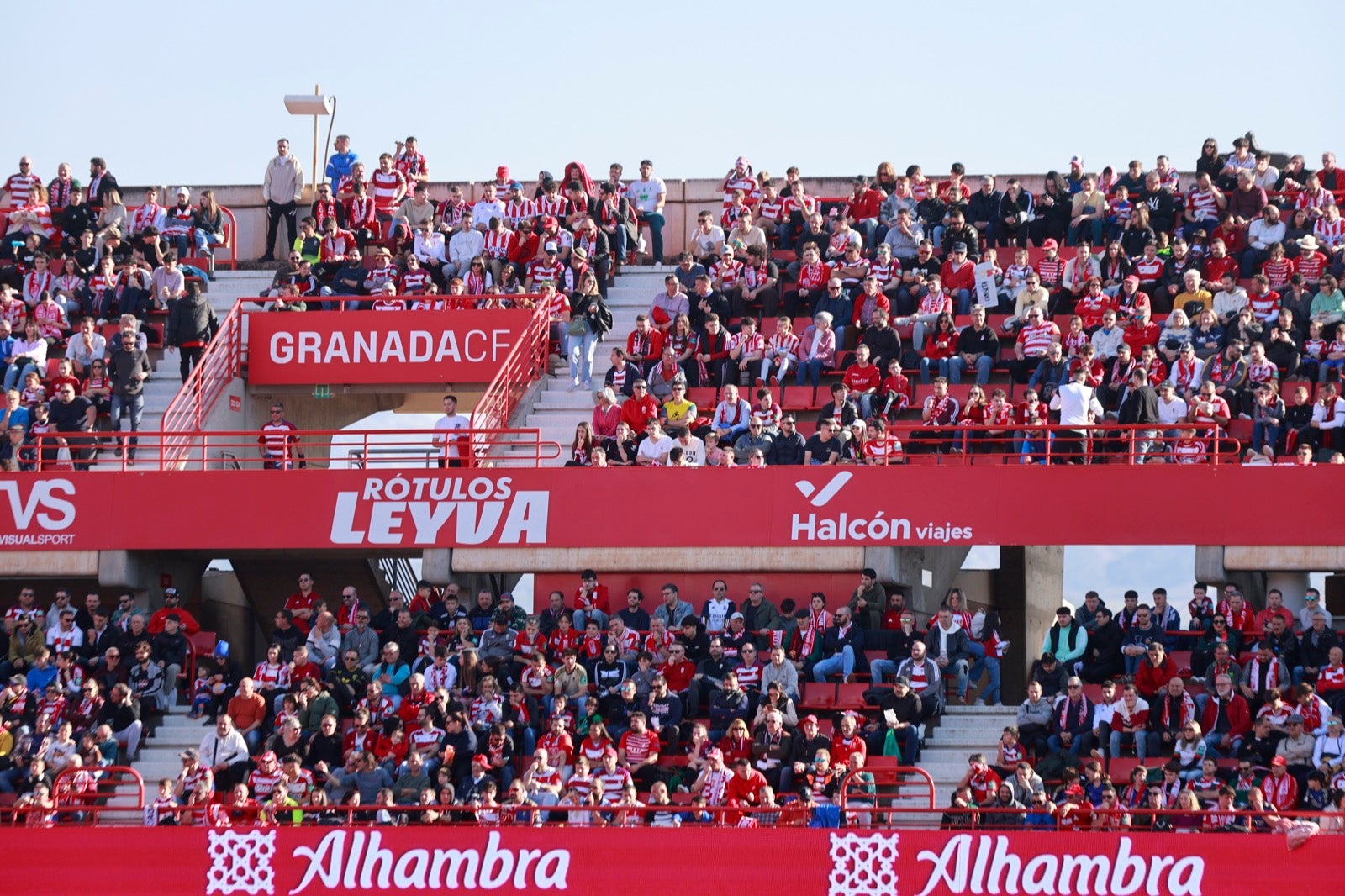 Encuéntrate en la grada en el partido entre Granada y Almería