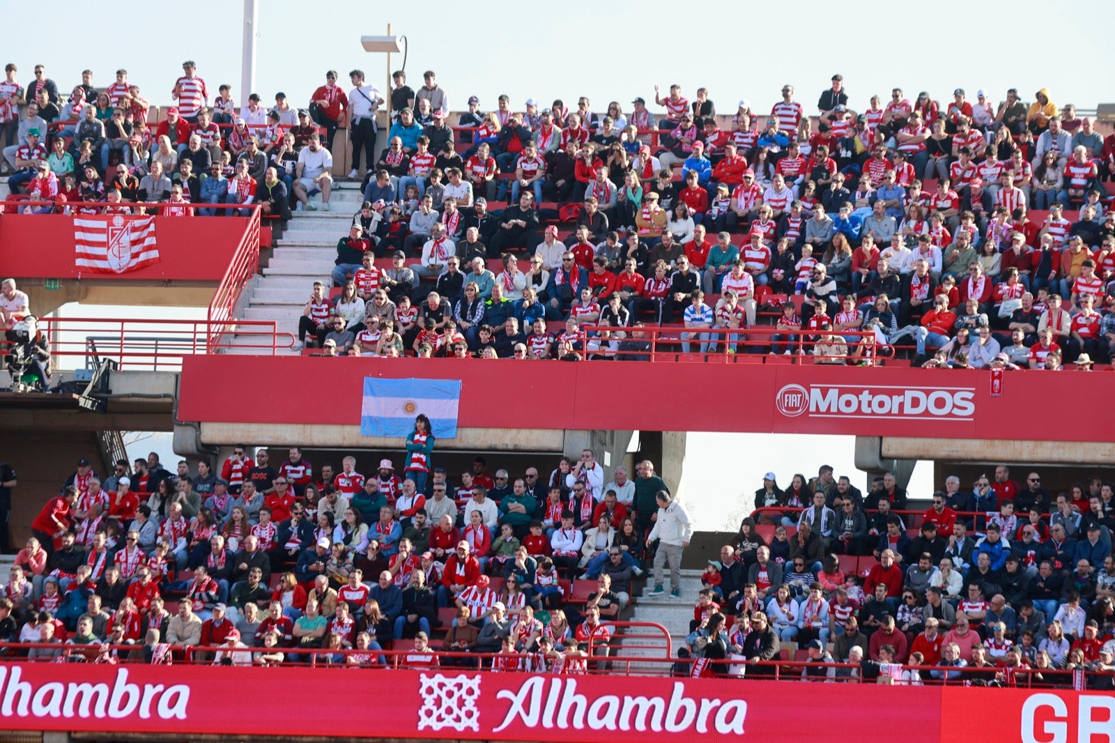 Encuéntrate en la grada en el partido entre Granada y Almería