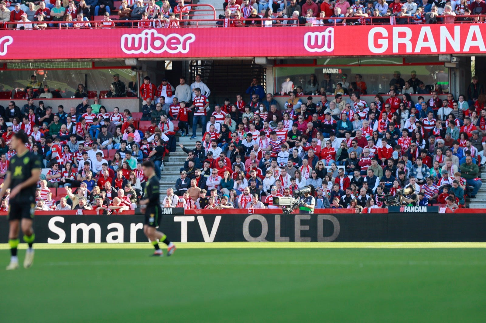 Encuéntrate en la grada en el partido entre Granada y Almería