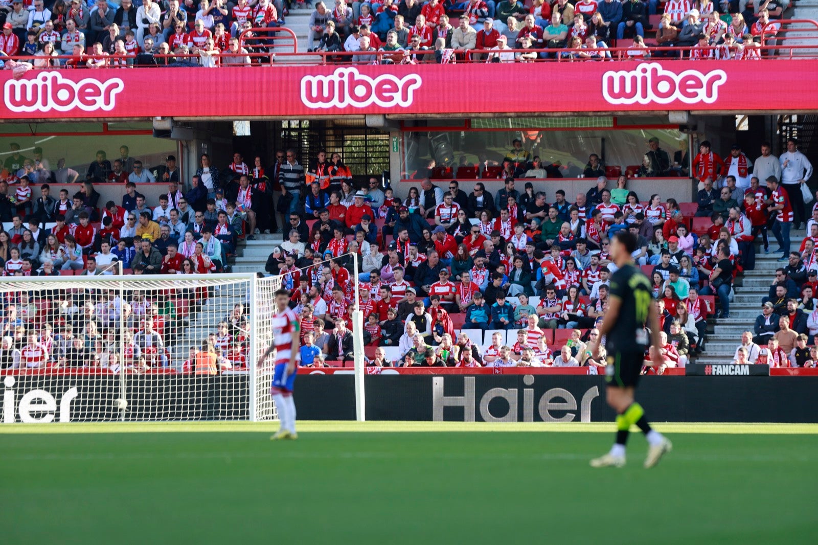 Encuéntrate en la grada en el partido entre Granada y Almería