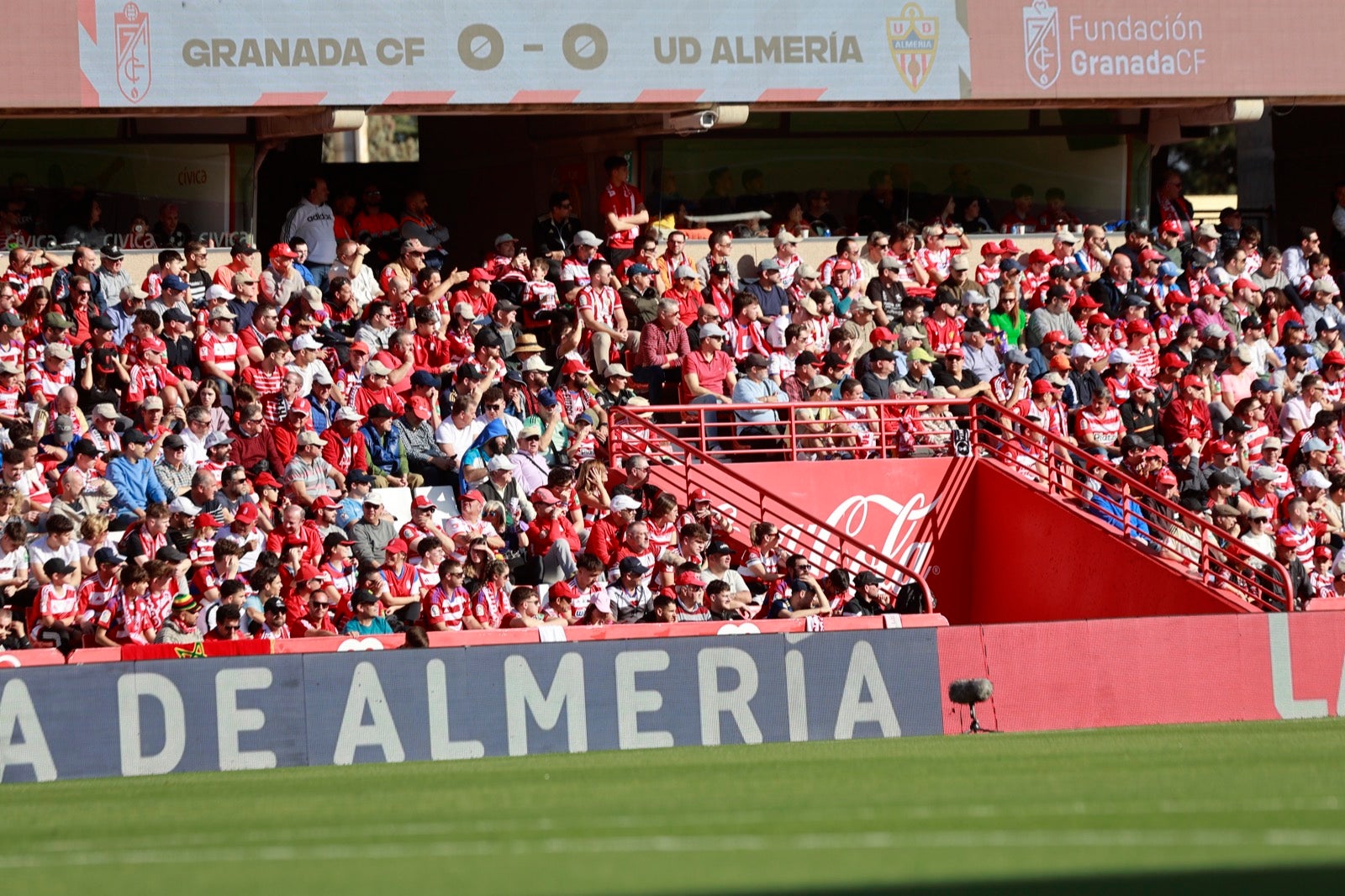 Encuéntrate en la grada en el partido entre Granada y Almería