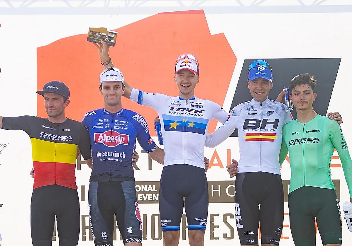 David Valero, segundo por la derecha, en el podio de Chelva.