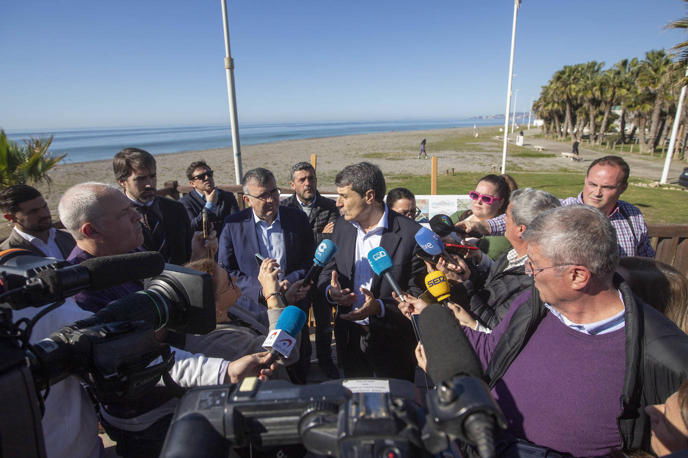 El delegado de Gobierno en Andalucía, atiende a los medios.