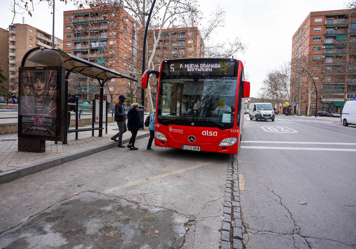 Usuarios suben a un autobíus de la Línea 5, que desde este domingo vuelve a realizar completo su recorrido.