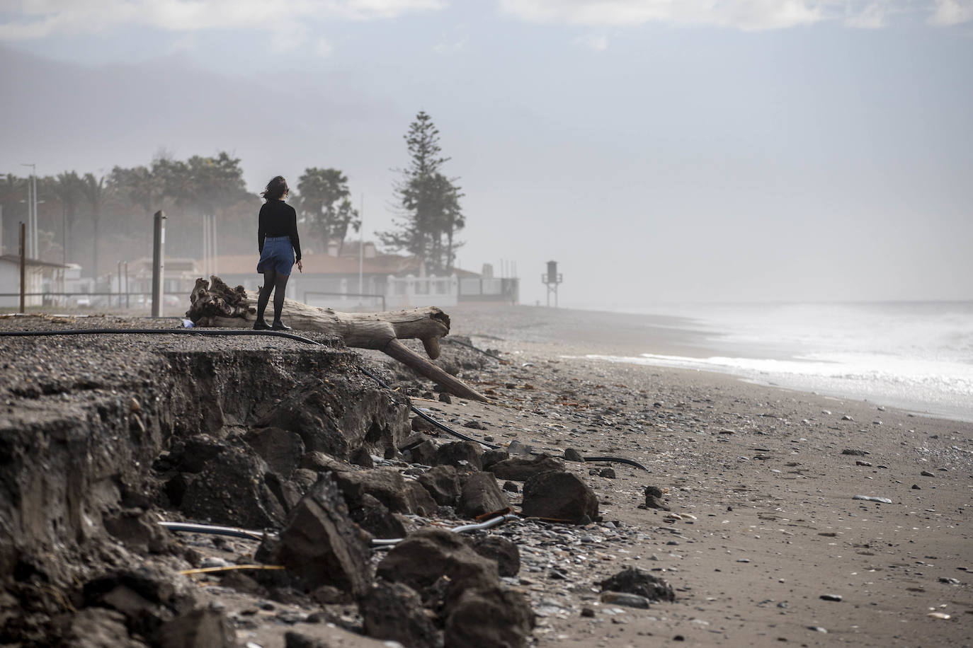 Un nuevo trasvase de arena arreglará Playa Granada antes de Semana Santa