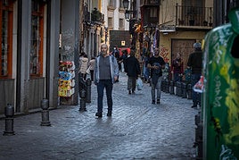 Vecinos y comerciantes, ayer en la calle Elvira.