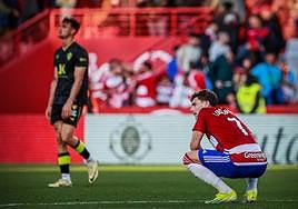 Lucas Boyé, hundido por el empate tras el pitido final del árbitro.