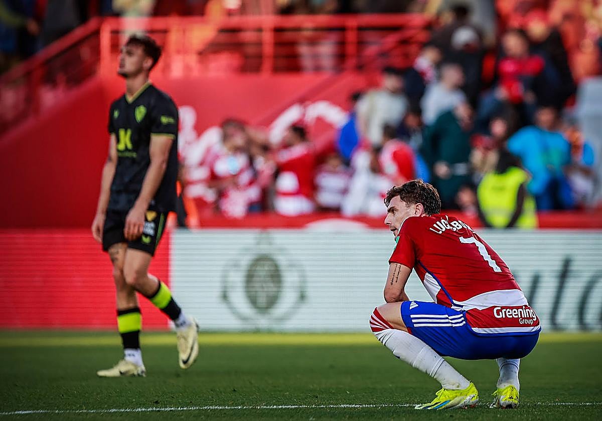Lucas Boyé, hundido por el empate tras el pitido final del árbitro.