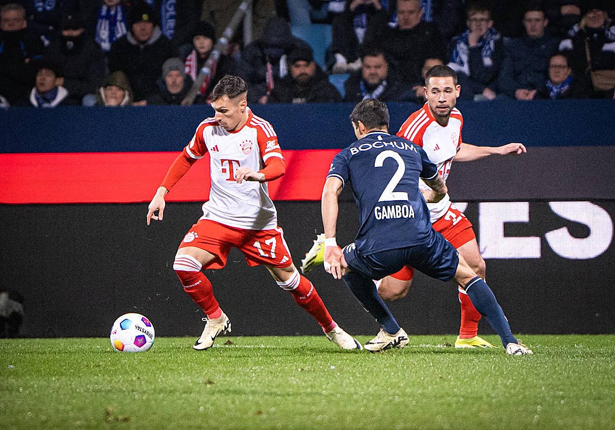 Bryan Zaragoza encara a un futbolista del Bochum durante su debut.