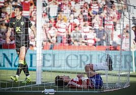 Facundo Pellistri, desesperado entre las redes de la portería del Almería.