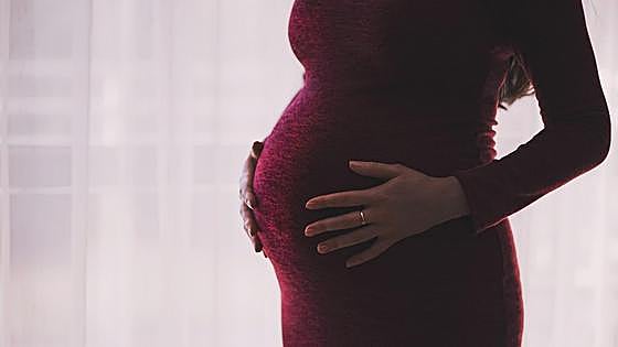 ¿De boda embarazada? Vestidos premamá de fiesta por menos de 100€