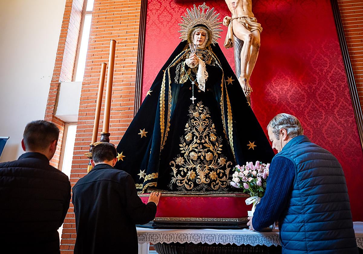 Hermanos de los Agustinos arreglan el altar sobre el que se sitúa su recientemente bendecida Virgen del Socorro.