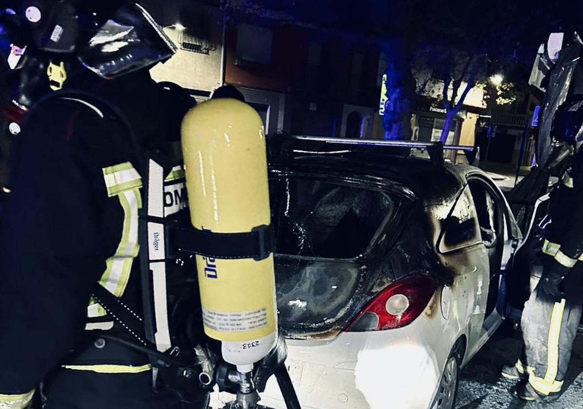 Arde un coche en Jaén con varias baterías en el maletero