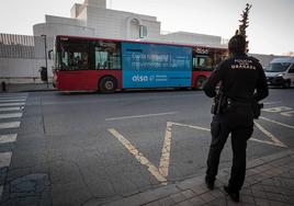 Un agente de la Policía Local de Granada durante el despliegue de seguridad para los autobuses del del distrito Norte.