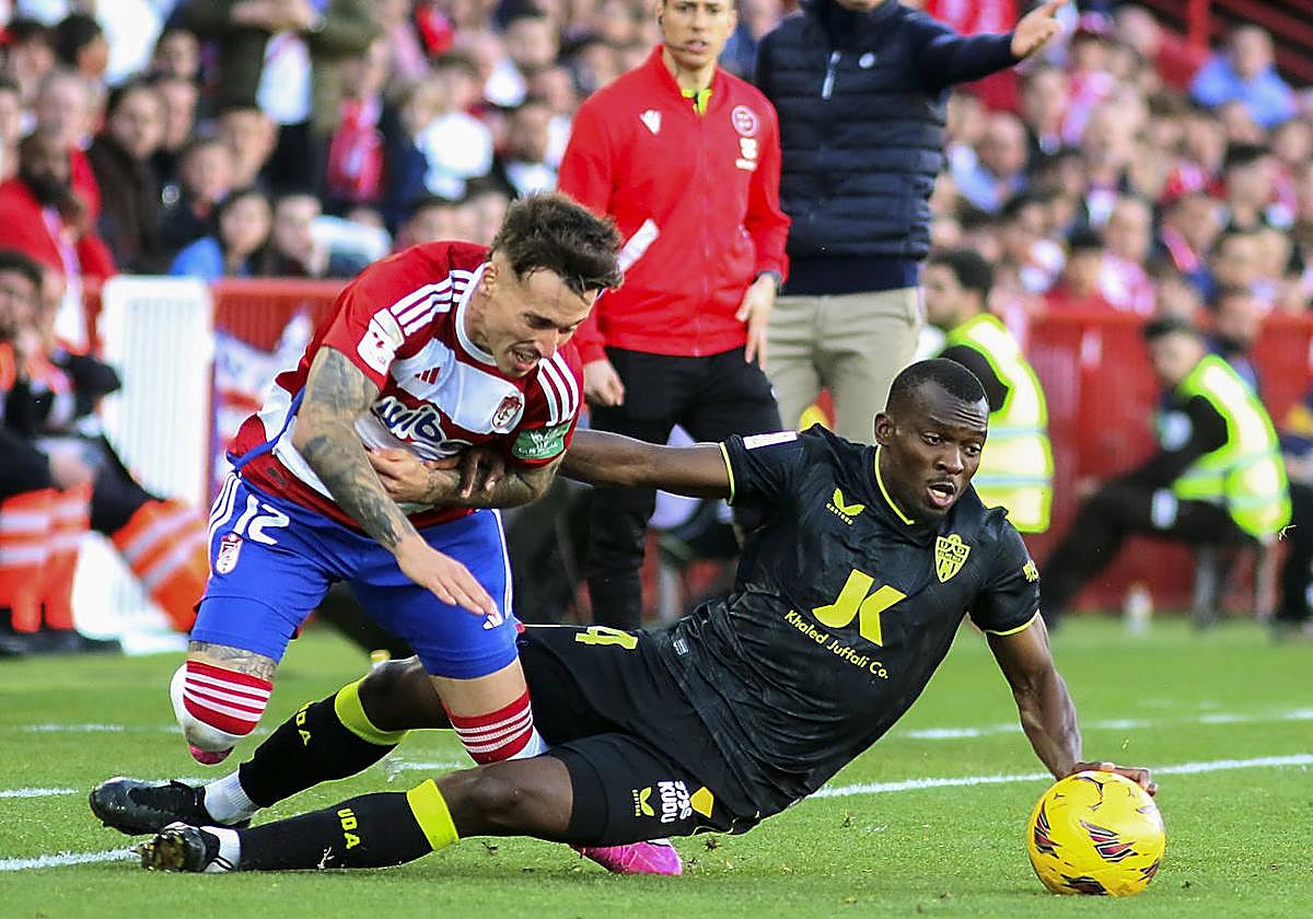 Bruno Langa frena la internada de Ricard Sánchez.