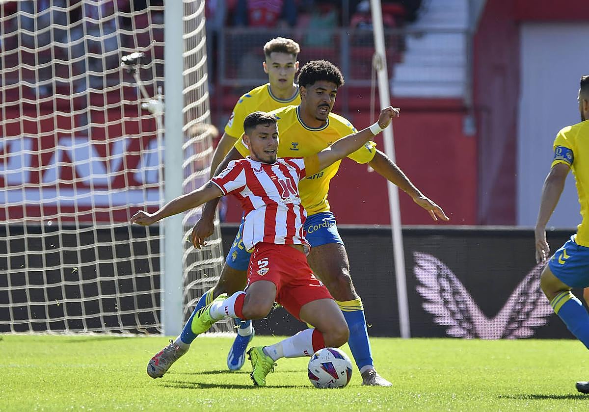 Robertone intenta controlar el balón en el partido de ida.