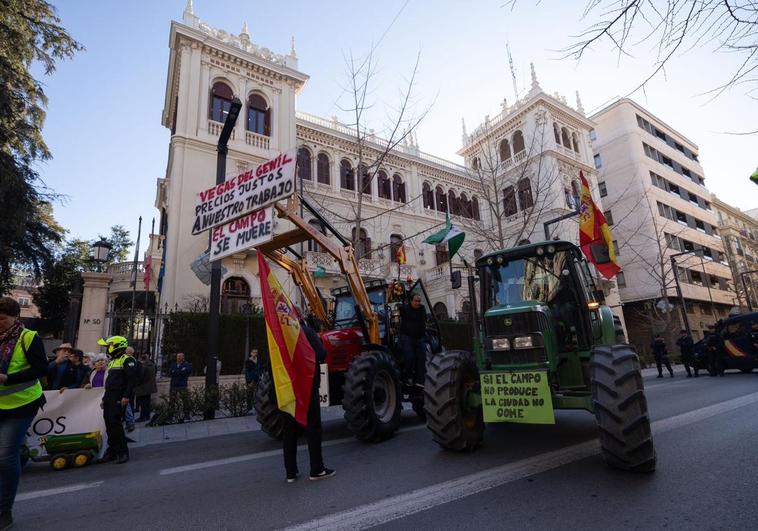 Tractores y agricultores en la Gran Vía.