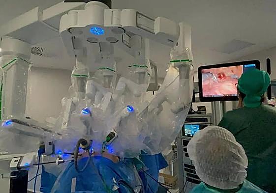 Profesionales sanitarios operando con el robot Da Vinci.