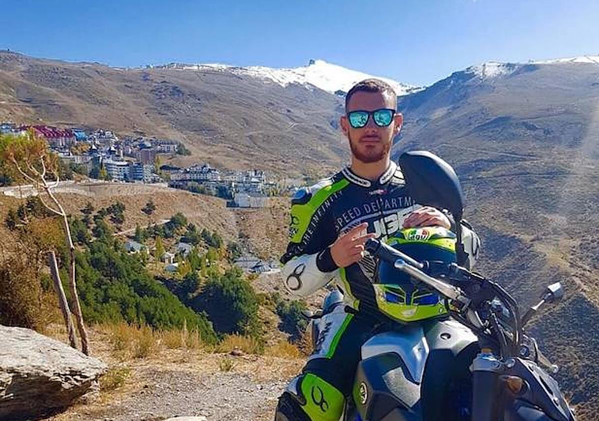 Imagen principal - Daniel tenía 27 años y era un apasiondo de las motos.