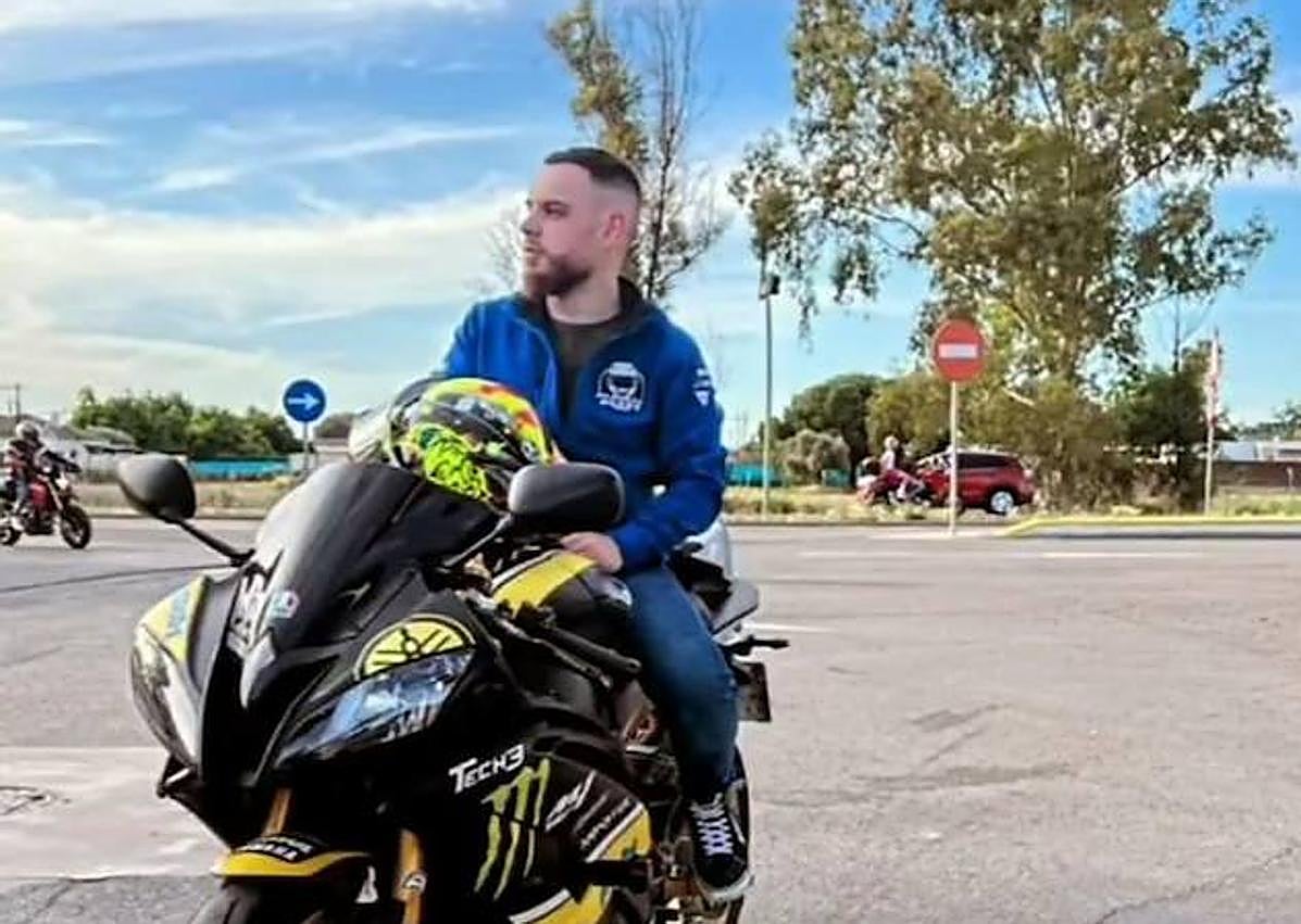 Imagen secundaria 1 - Daniel tenía 27 años y era un apasiondo de las motos.