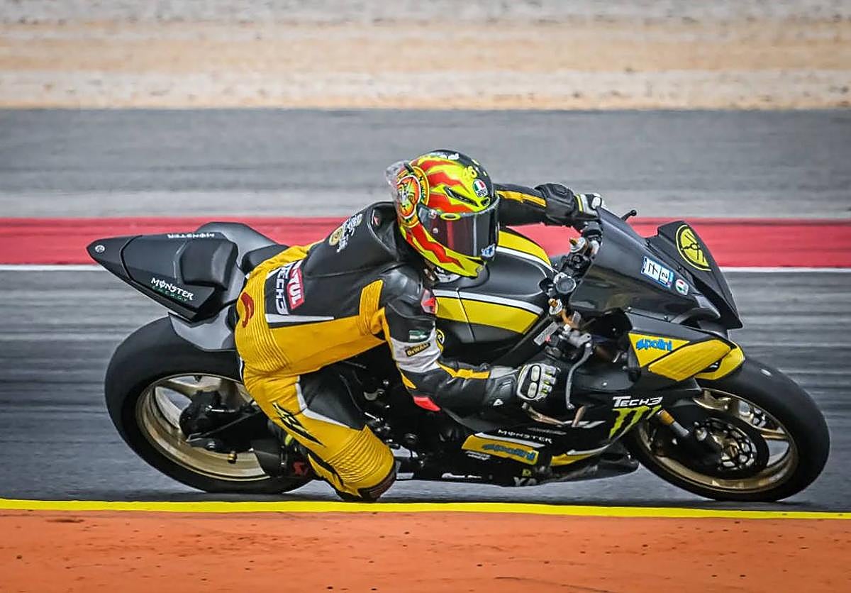 Imagen principal - Fotos en solitario de Daniel y con su novia, Elena.