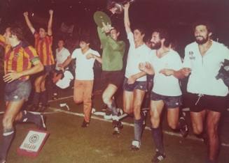 Ángel Castellanos, con Manuel Botubot a su derecha, celebran la Copa del Rey en 1979.