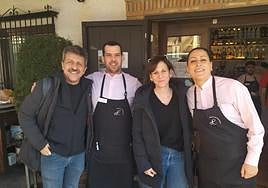 Malena Alterio y David Lorente junto a dos trabajadores de La Cuchara de Carmela.