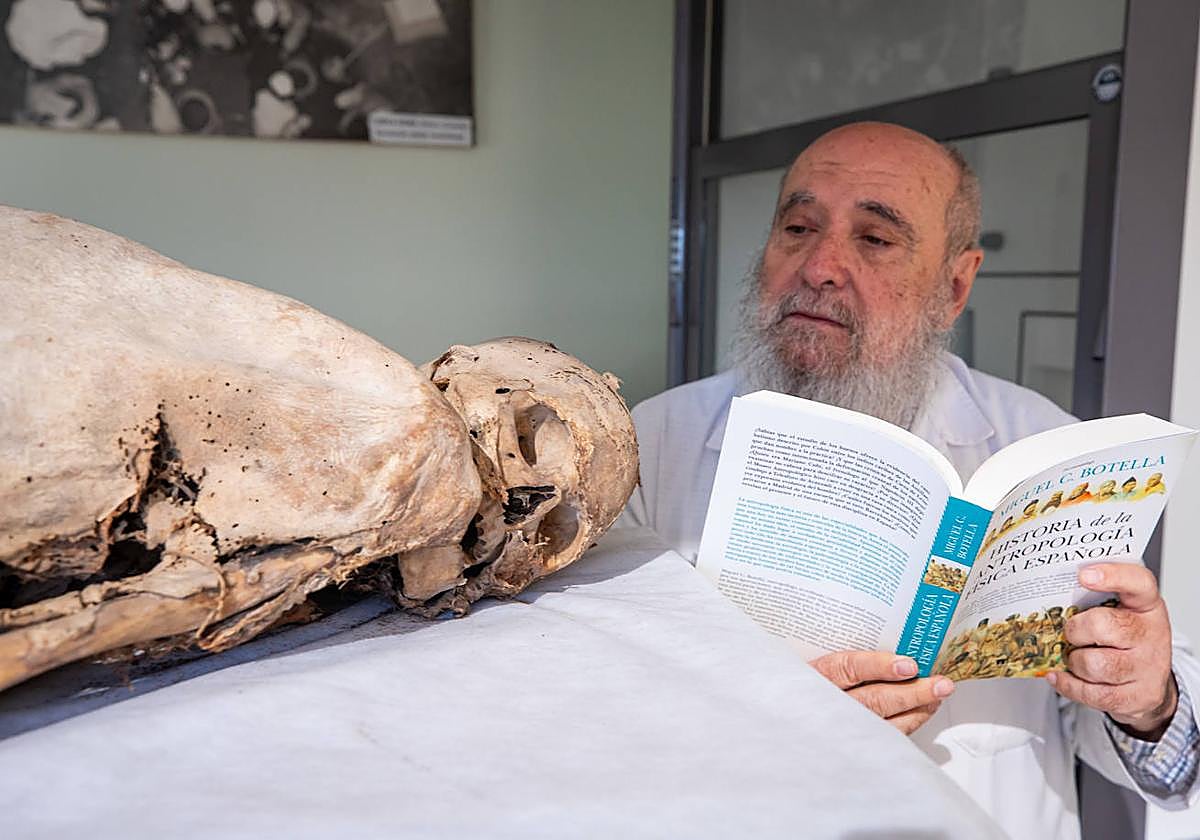Miguel C. Botella, con una momia del Laboratorio de Antropología Forense de la Facultad de Medicina.