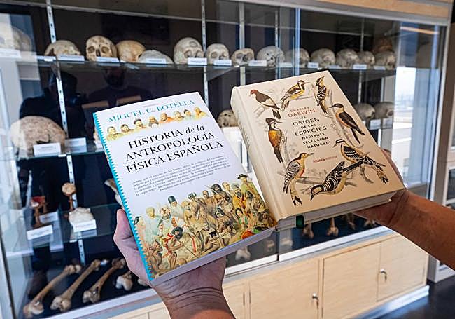 Ejemplares de 'Historia de la Antropología Física Española' y 'El origen de las especies', ambos con textos de Botella.
