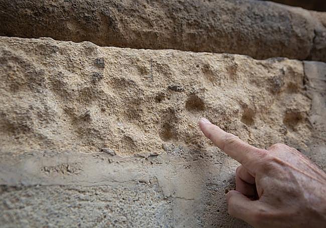 En los sillares de calcarenita se producen concentraciones de material pétreo con un grano de mayor tamaño que puede generar, a causa de la acción climática, embolsamientos y desprendimientos de tipo alveolar.