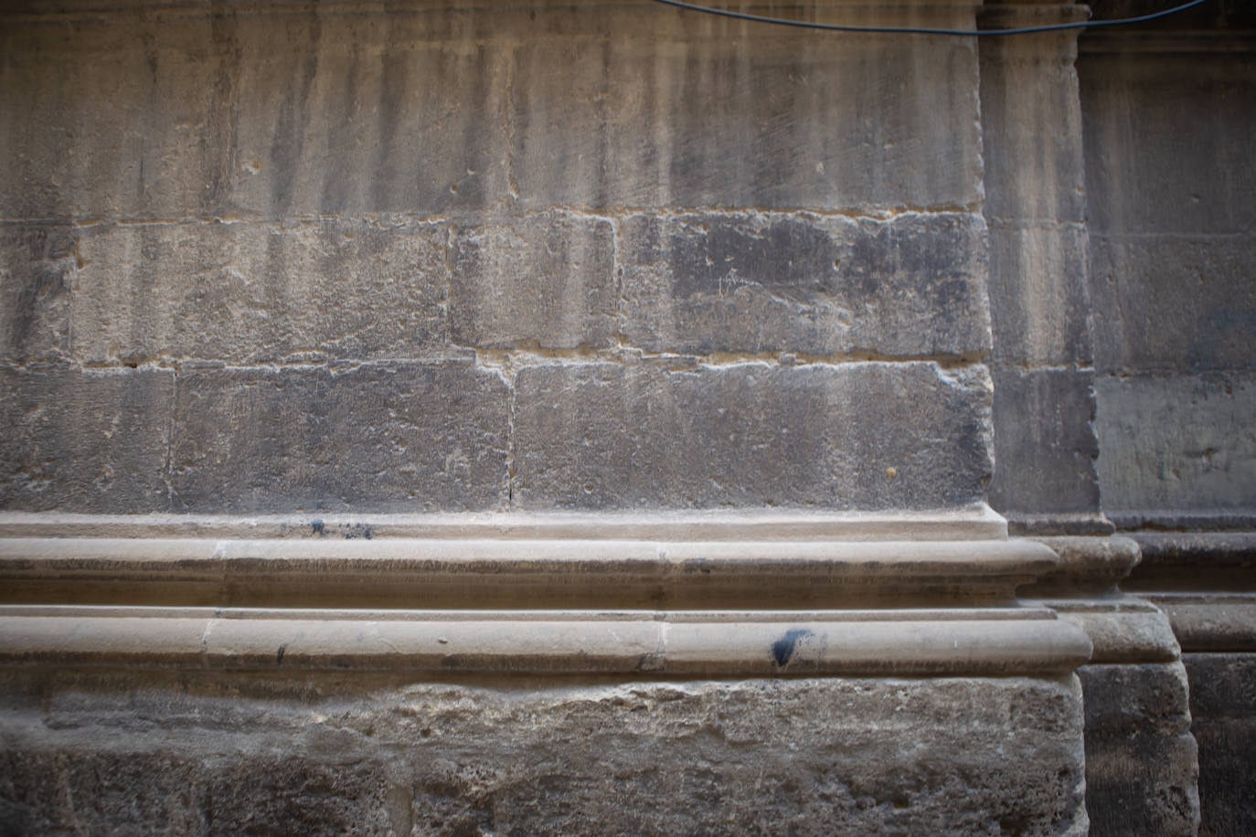 Costra grisácea que cubre la Catedral de Granada como consecuencia de los depósitos de polvo y material contaminante producido por el tráfico de vehículos por todo el entorno.