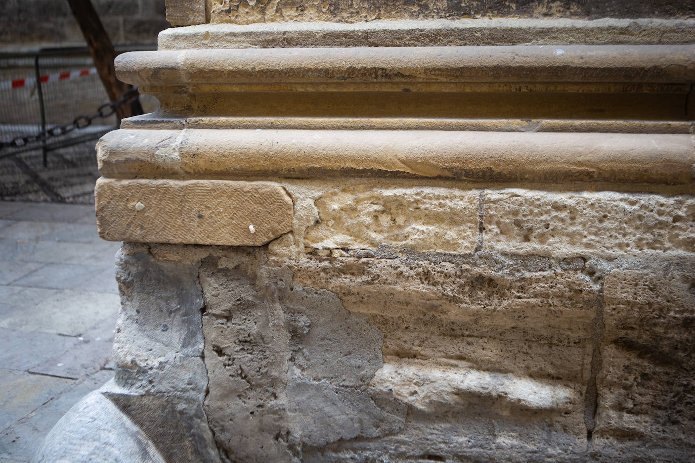 Deterioros por arenización y alveolización que acaban produciendo desprendimientos del material pétreo original, que termina reponiéndose con piedra más moderna.