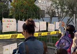 Colocación de carteles contra el tráfico en el parque de La Alameda y junto al colegio.