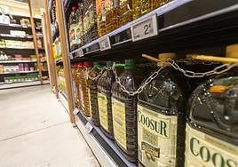 Garrafas de aceite de oliva en un supermercado.