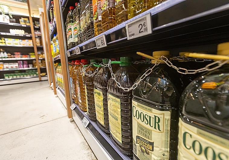 Garrafas de aceite de oliva en un supermercado.