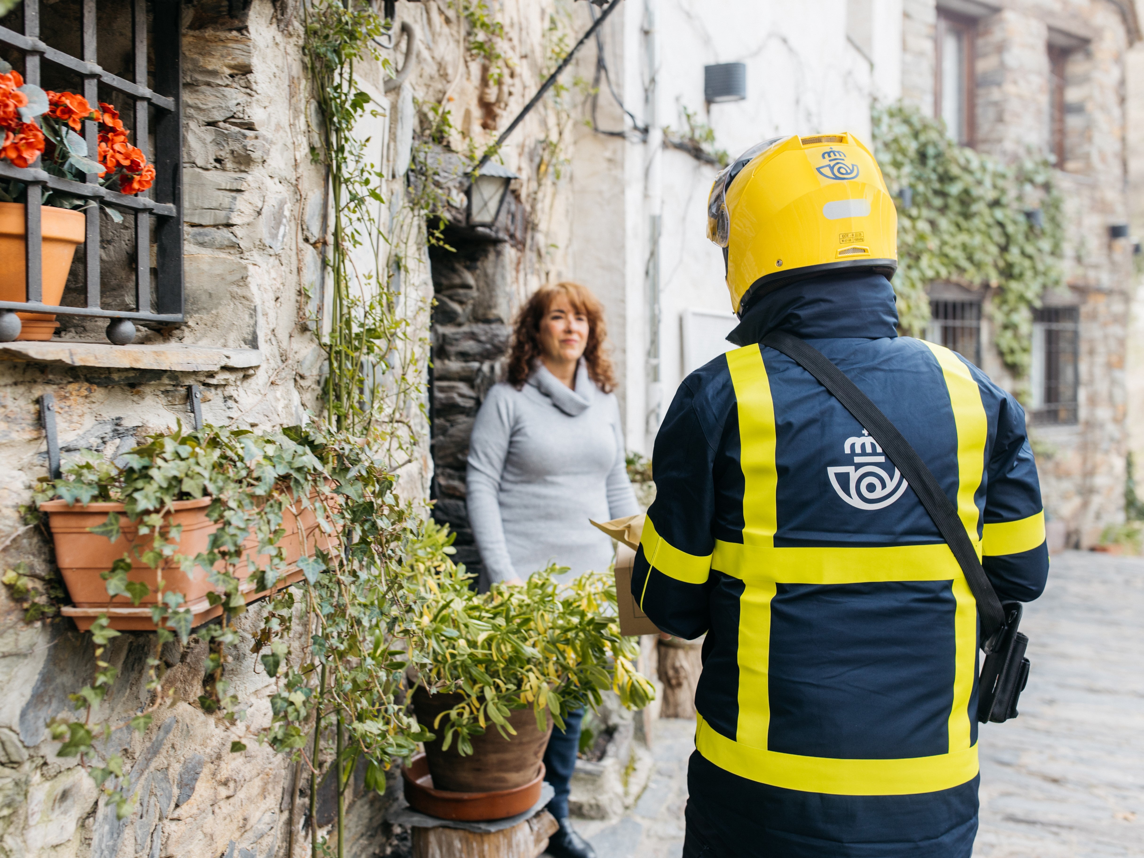 CaixaBank y Correos lanzan el primer servicio telefónico de envío de dinero a domicilio