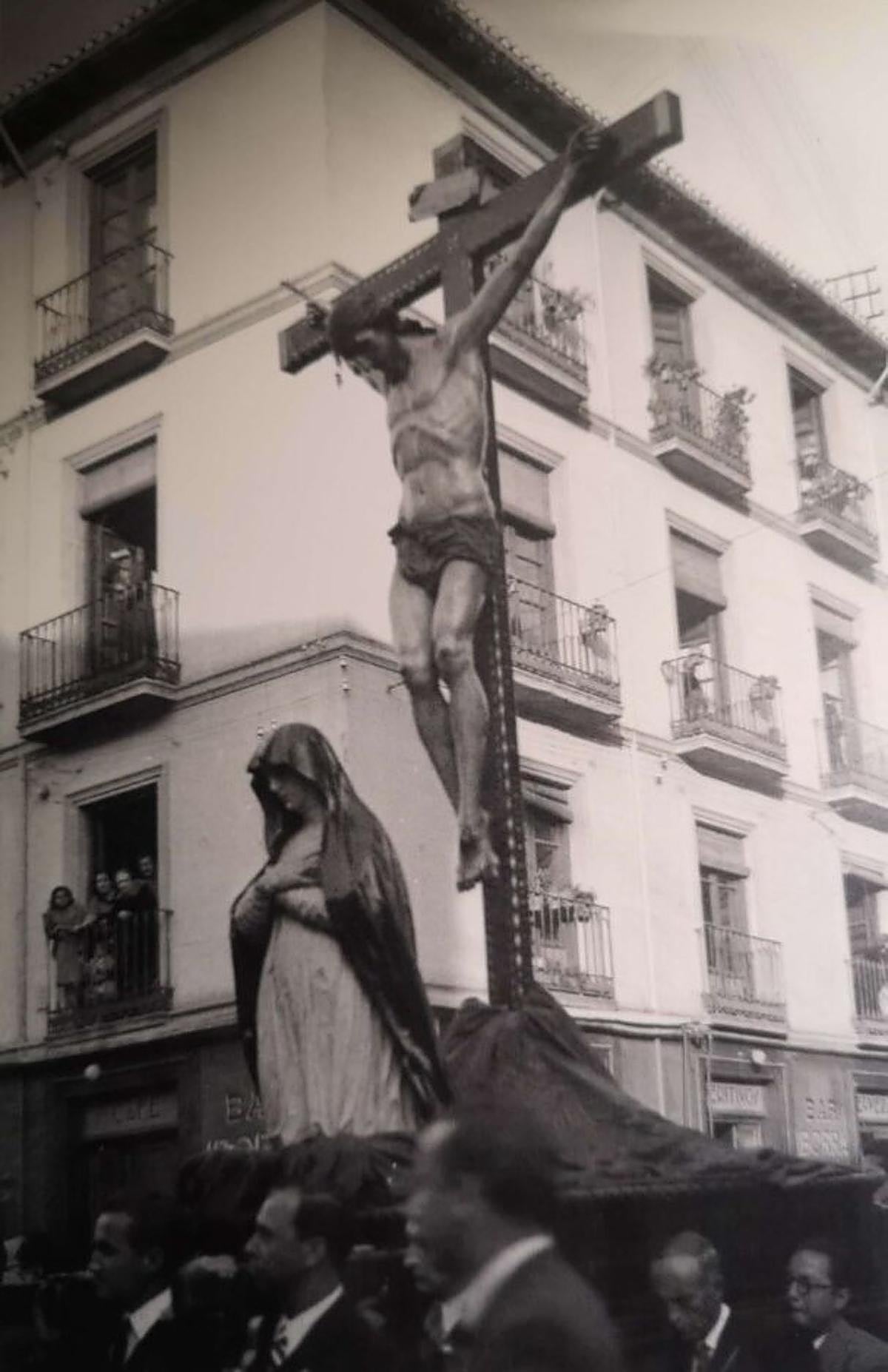 El Cristo de la Misericordia y la Virgen de la Soledad unidos en Vía Crucis de las Cofradía