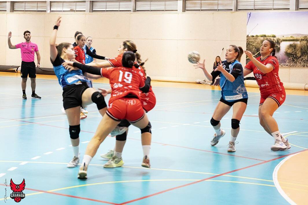 Acción defensiva del Balonmano Ciudad de Granada.
