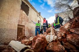 Diputación restableció varias calles de la localidad que estaban sepultadas de rocas