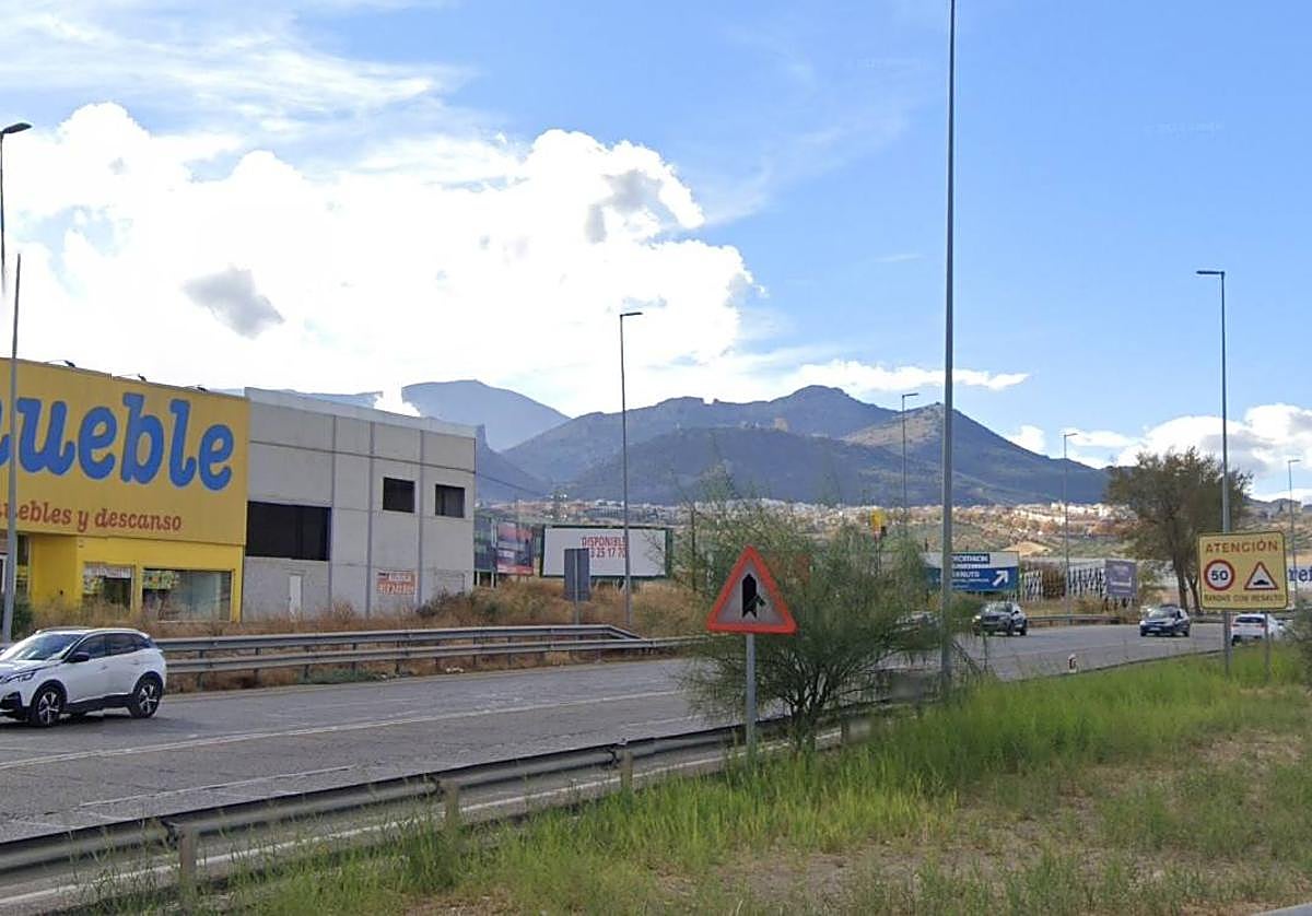 A la derecha, límite de velocidad, y a la izquierda, ubicación del radar camuflado.