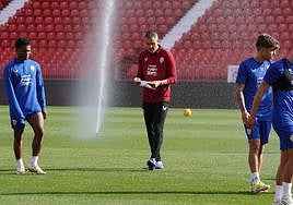 Garitano, libreta en mano, tiene datos que le hacen pensar en lograr la victoria ya.