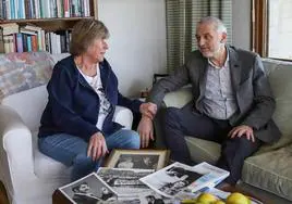 Barbara Dührkop y Richard Casas, durante la charla en el salón de su casa, la misma donde fue asesinado Enrique Casas hace 40 años
