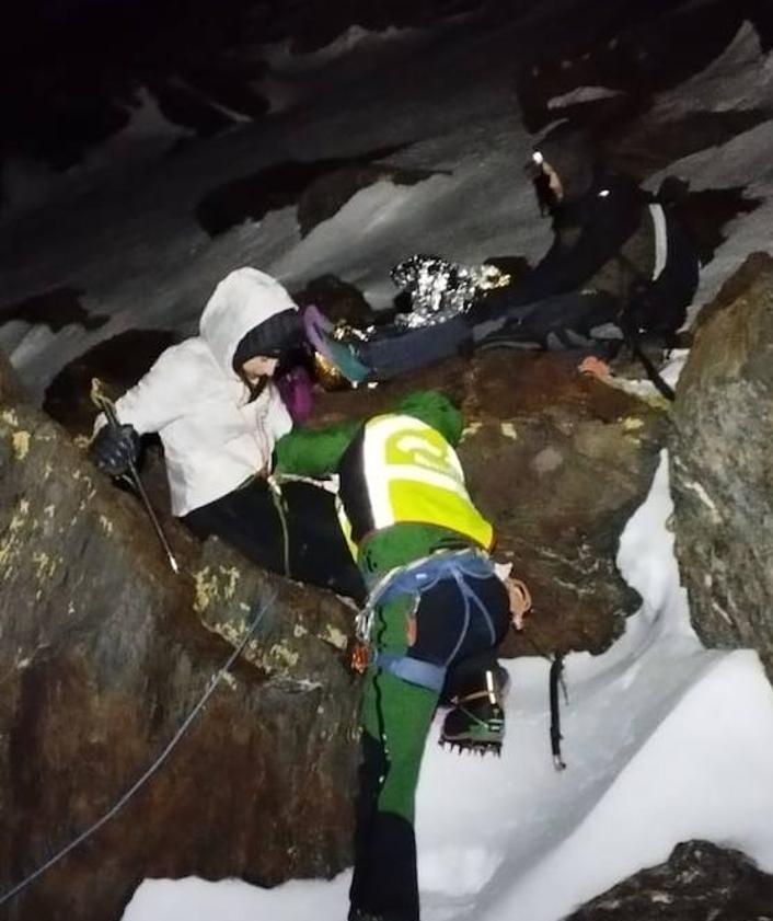 Imagen secundaria 2 - Varios momentos del rescate durante la madrugada del miércoles al jueves.