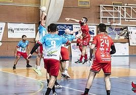 Lanzamiento a portería de un jugador del Domca.