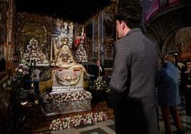 Los fieles granadinos visitan a la Virgen de las Angustias tras su restauración.