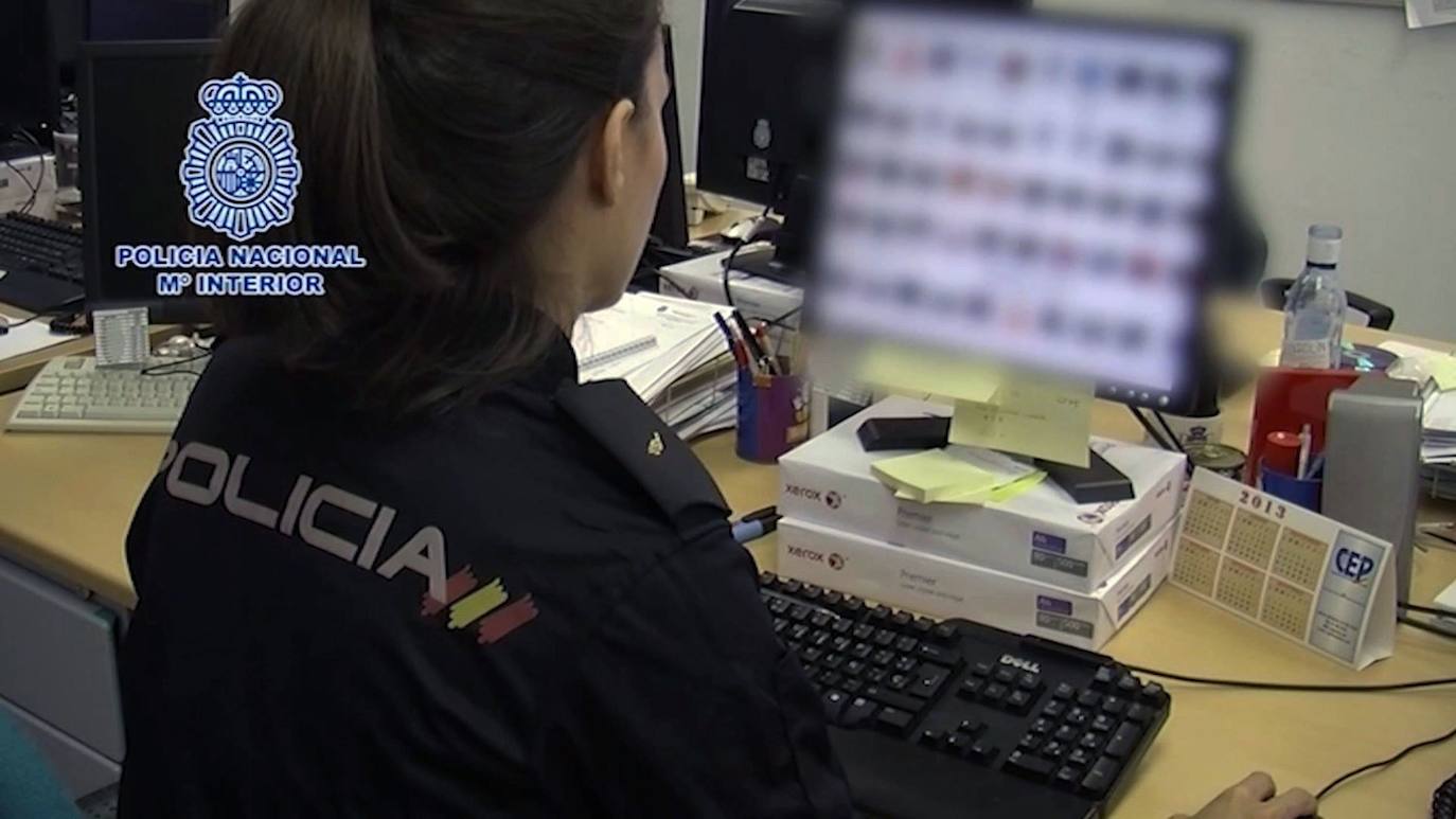 Una agente de la Policía Nacional especializada en ciberdelincuencia.