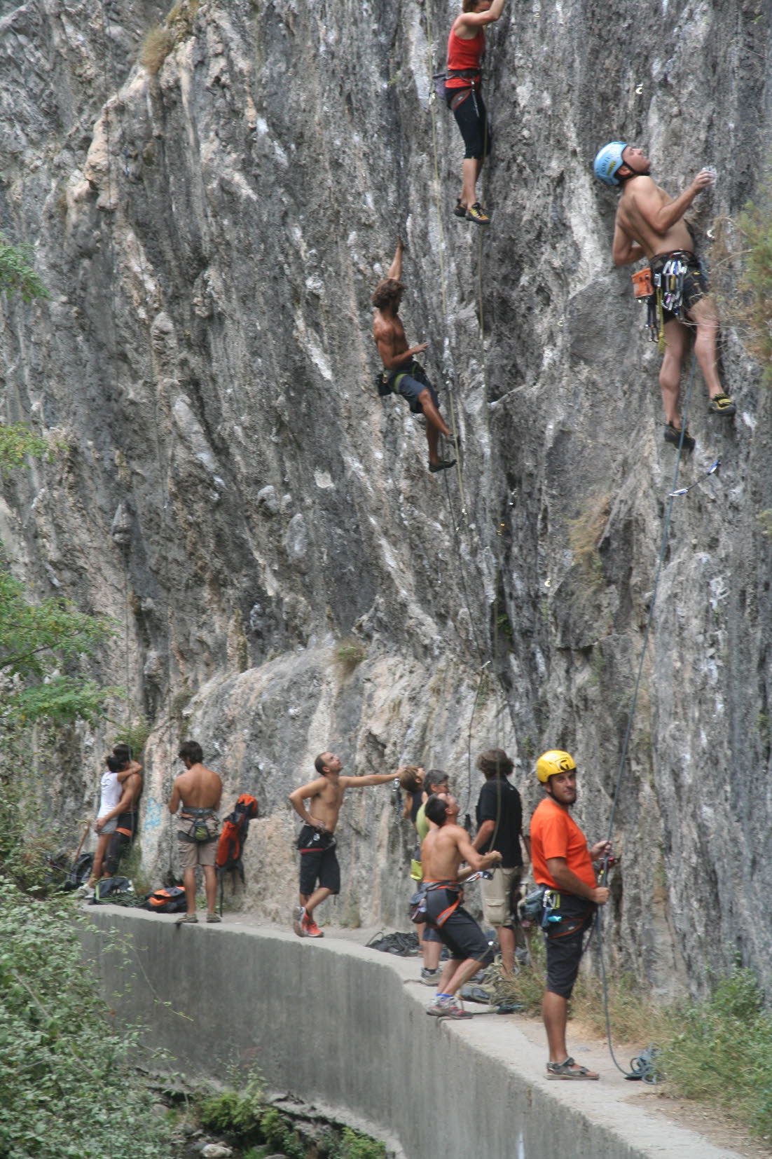 Un grupo de escaladores en Los Cahorros de Monachil.