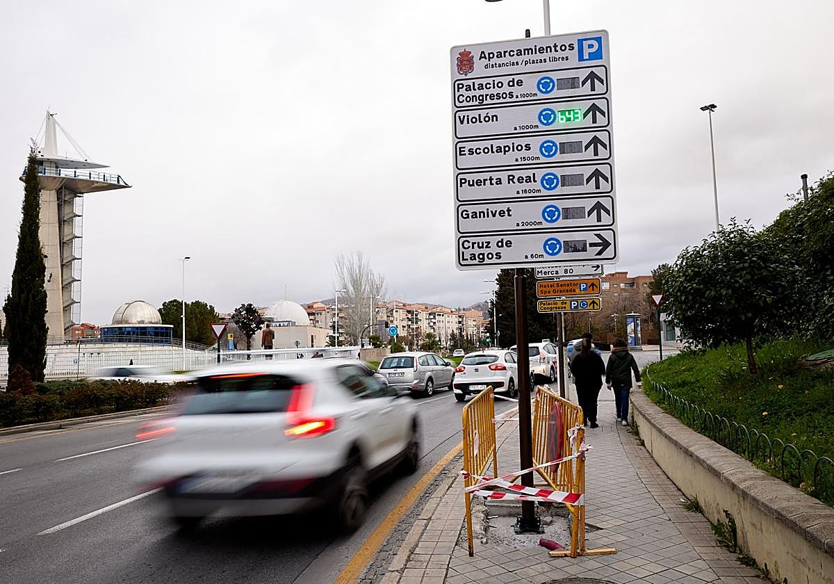 Uno de los paneles que anuncia las plazas de aparcamiento libres en Granada.