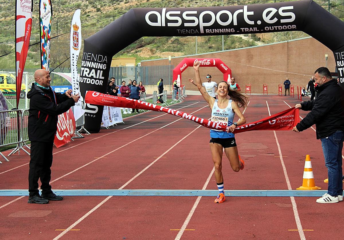 Eva Segura llega como vencedora a la línea de meta de Loja.